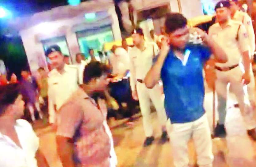 Tease NEWS महिला अत्याचार: जहां की थी आइटी इंजीनियर युवती से छेड़छाड़, पुलिस ने वहीं ले जाकर लगवाई उठक-बैठक