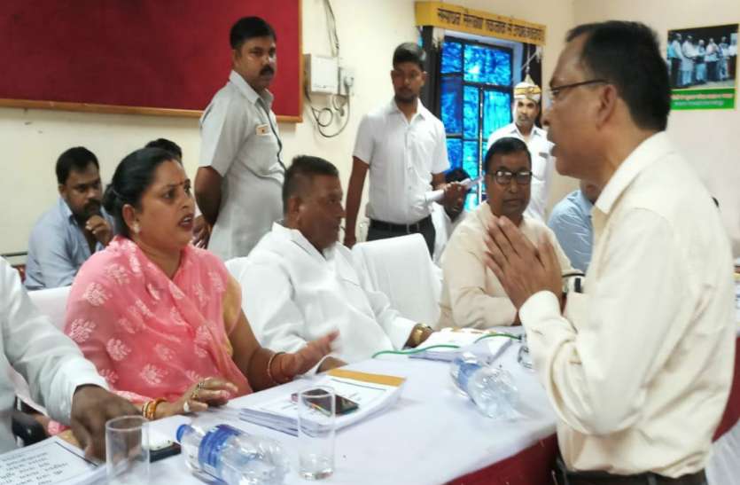 BJP MLA Sadhana Singh Upset योगी के मंत्री पर ऐसी नाराज हुईं BJP महिला विधायक, कहा आज के बाद आपकी बैठकों में नहीं आउंगी, अधिकारी मांगने लगे माफी