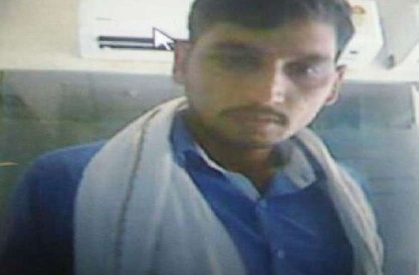 Thief Break Cheque Box And Make Cash Of It In Yes Bank Alwar इस शातिर चोर ने नहीं खोला एटीएम, लेकिन फिर भी चुरा लिए 95 हजार रुपए, फिर बैंक जाकर किया कुछ ऐसा, सीसीटीवी में कैद हुई वारदात