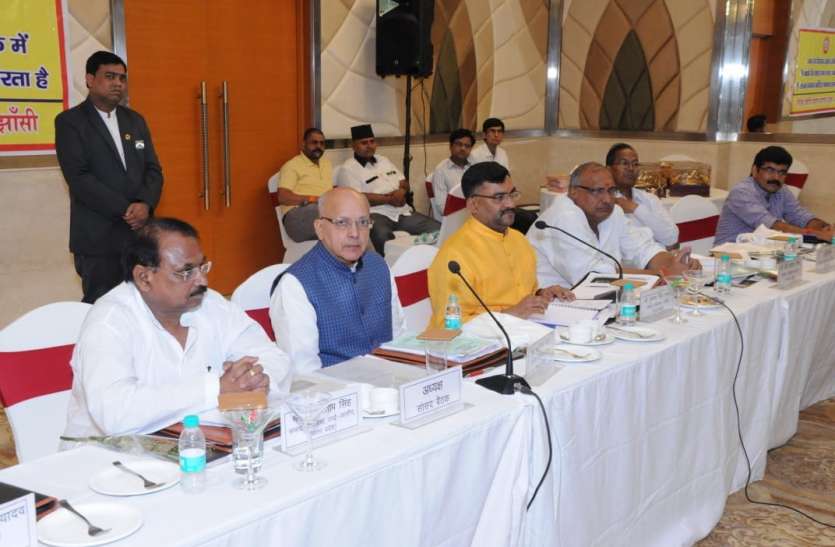 Railway Allahabad zone meeting from Jhansi Khajuraho Mumbai train खजुराहो से मुंबई के लिए एक नई ट्रेन चलाए जाने पर हुआ मंथन, ये भी मिल सकती हैं सुविधाएं