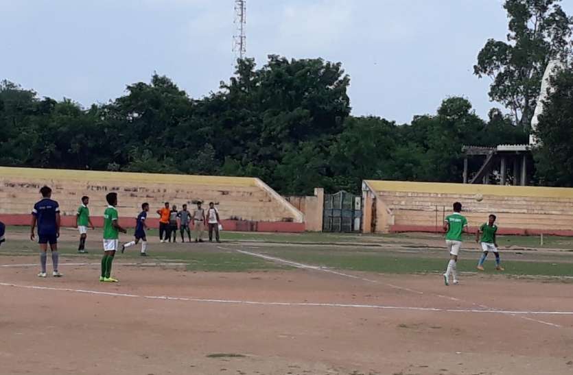 State level sports competition Footwear भोपाल ने सागर को 1-0 से तो जनजातीय कल्याण ने इंदौर को 5-4 से किया पराजित