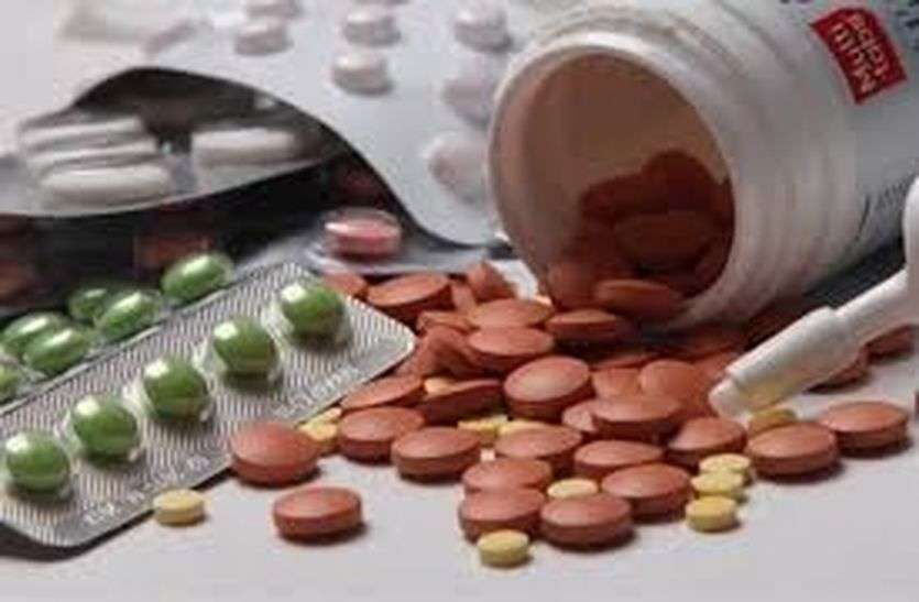 churu drugs news नशीली दवा से भरा कार्टन छोड़ भागा मेडिकल स्टोर मालिक