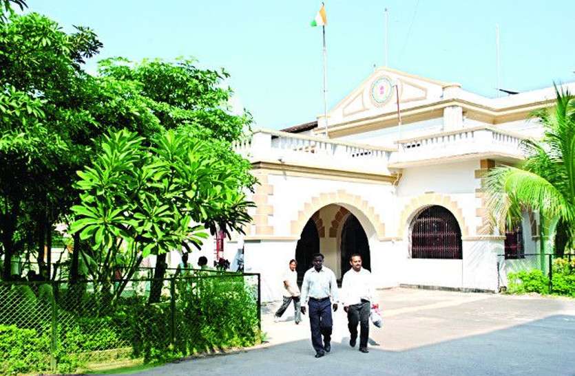 Cg news रिटायर्ड अधिकारी ने कलेक्टर को लिखा पत्र- साहब! मेरा PF दिलवा दो, मैं 20 प्रतिशत कमीशन दूंगा...