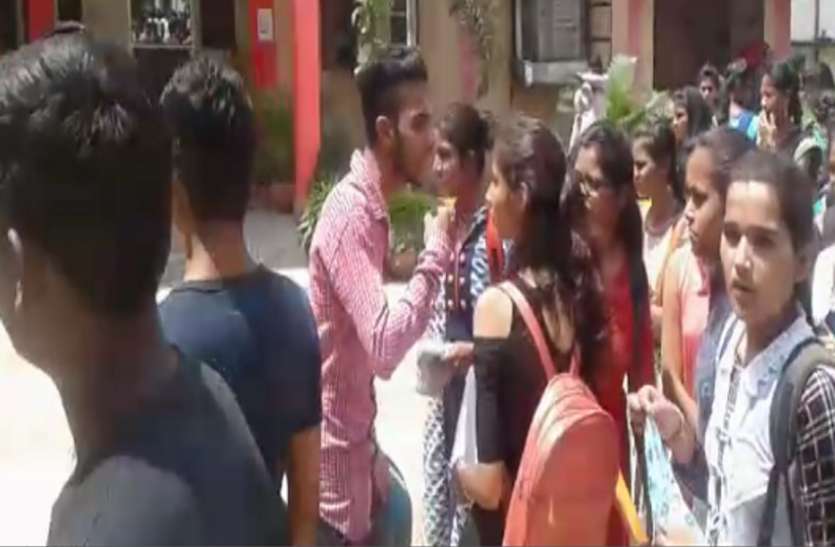 college girl misdeed case प्राचार्य ने स्टूडेंट के साथ किया ऐसा सुलूक कि मच गया हंगामा, देखें वीडियो