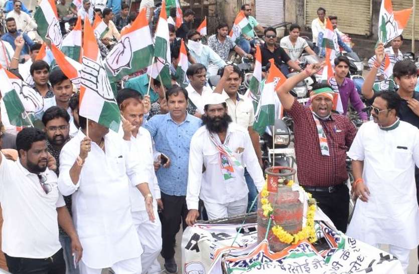 Petrol-diesel protests put cylinder on hold पेट्रोल-डीजल के विरोध ठेले पर सिलेंडर रख किया प्रदर्शन