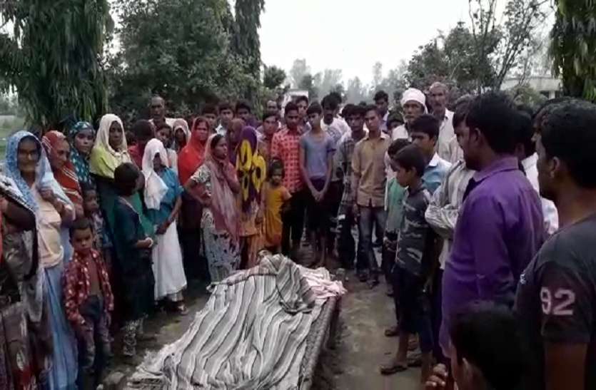 moradabad स्कूल की छत से लटकता दिखा हाथ,जब ऊपर जाकर देखा तो उड़ गए होश