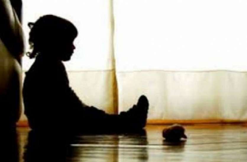 child beat मासूम से हैवानियत, 4 साल की बच्ची को मां ने लोहे की गर्म रड से दागा
