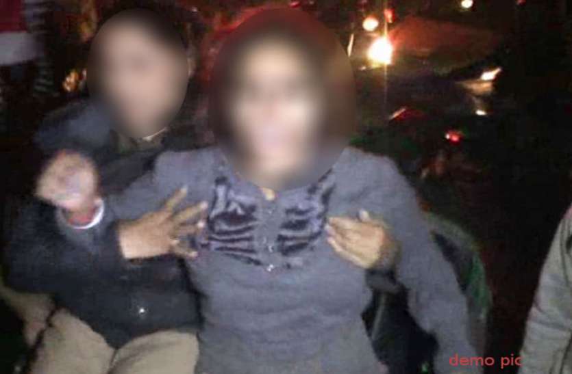 meerut नशे में टल्ली युवती ने खुलेआम सड़क पर किया ऐसा काम कि लोगों को भी आ गई शर्म