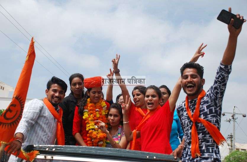 Student election of government college in pali कहीं छोटे नेताजी की बड़ी जीत तो कहीं लॉटरी से फैसला