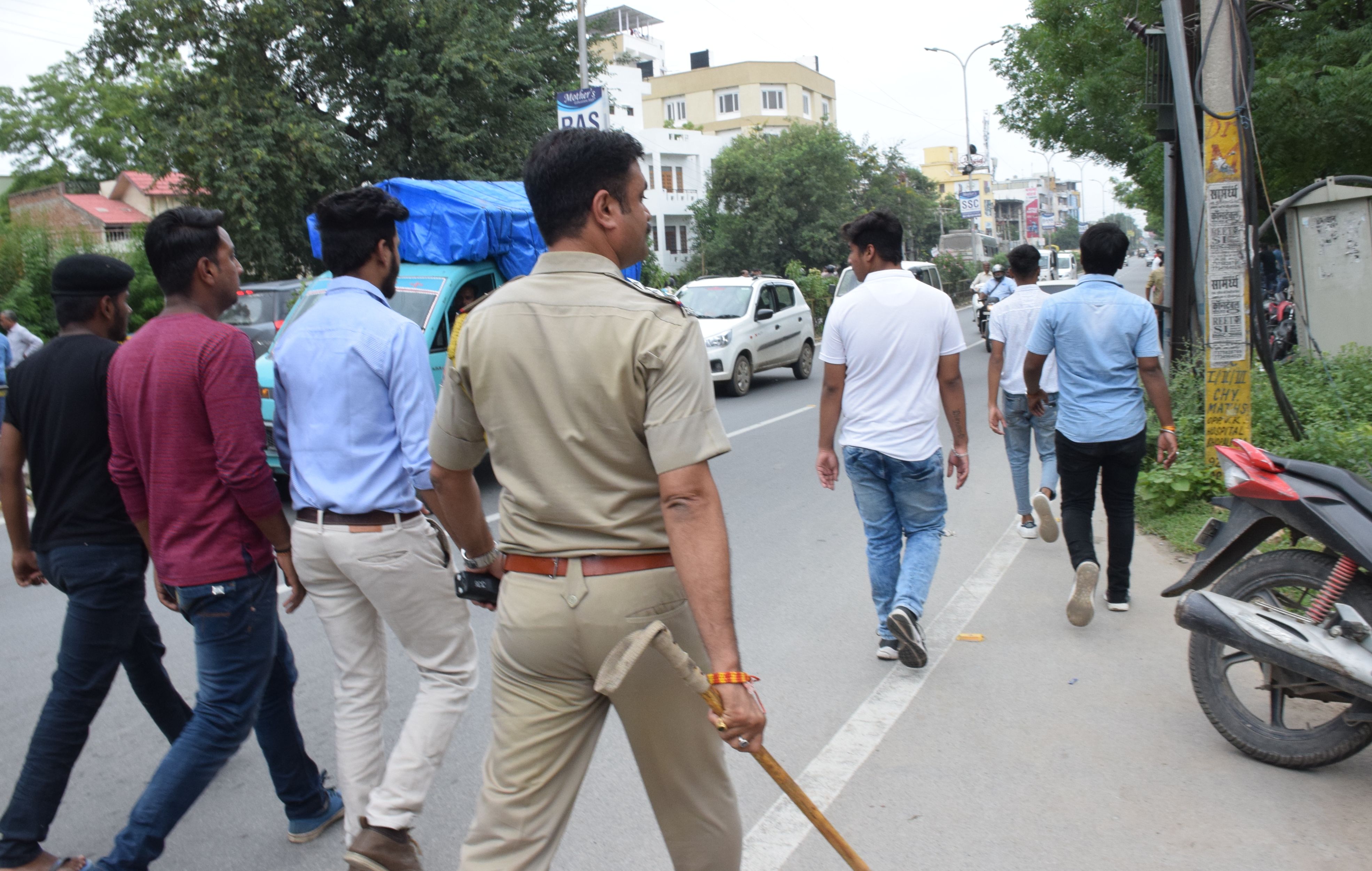 mlsu student election खाकी की सख्ती पर बोले छात्र-'अंकल इससे बढि़या तो आप चुनाव ही मत करवाते'
