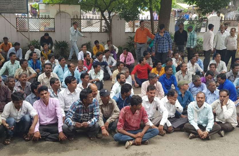 dewas रात में मजदूर की नींद लगी तो कर दिया बर्खास्त