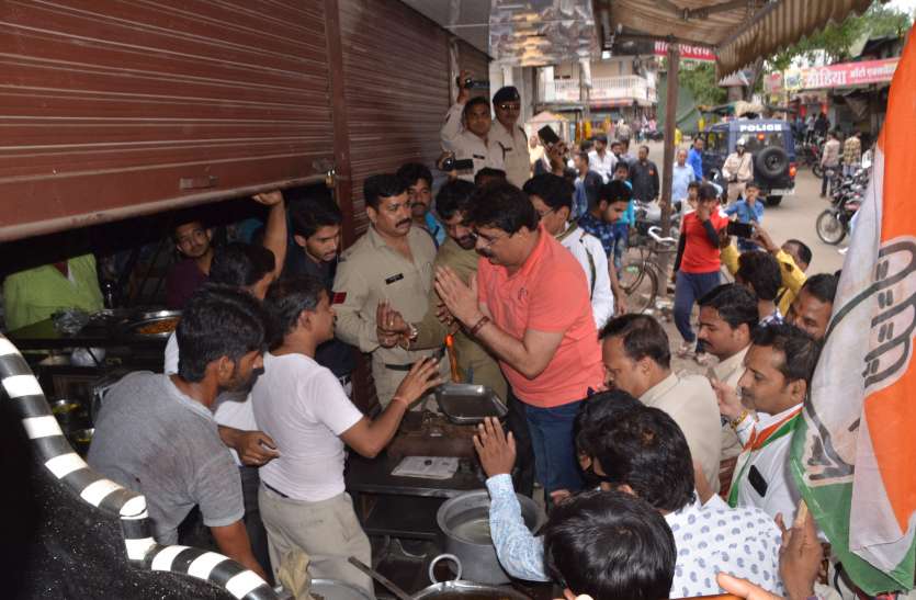 dewas कहीं हाथ जोड़े, कहीं जलेबी फेंकी तो कहीं झुमाझटकी की