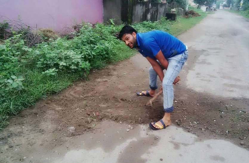 kharsan यहां मुख्यमंत्री आईंं तब सड़़कोंं का किया पैवरीकरण.. अब हालत ऐसी हो गई कि घटिया काम आया सामने..