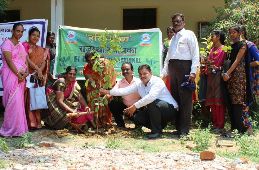 Each student should plant two trees प्रत्येक विद्यार्थी लगाए २ पेड़...