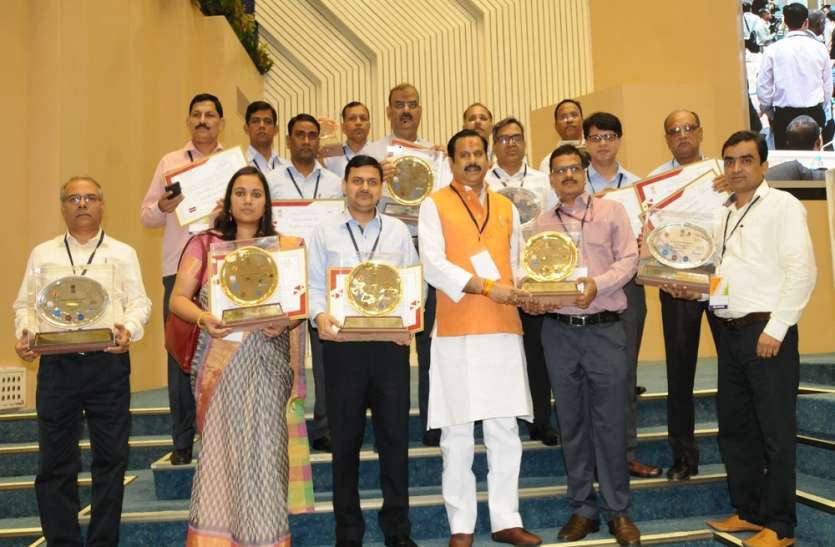 Rural development minister and 12 others get prize for PM Awas Yojna ग्राम्य विकास विभाग को पीएमआवास योजना के लिए देश में पहला स्थान, मंत्री महेन्द्र सिंह को पुरस्कार