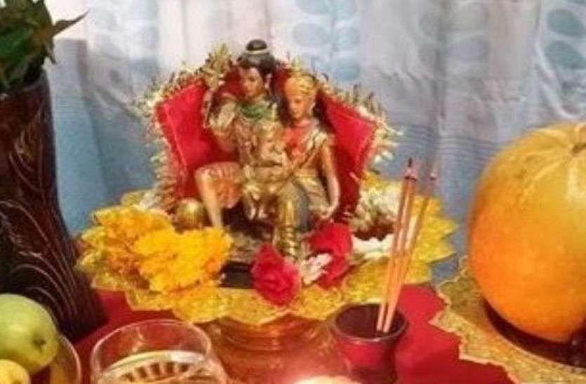 पति की दीर्घायु के लिए महिलाएं बुधवार को रखेंगी निर्जला व्रत, ये होंगे शुभ मुहूर्त पति की दीर्घायु के लिए महिलाएं बुधवार को रखेंगी निर्जला व्रत, ये होंगे शुभ मुहूर्त