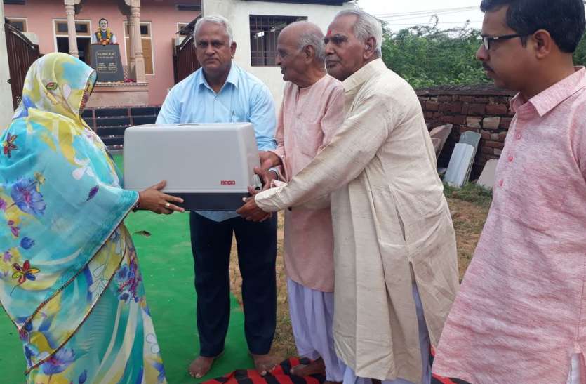 hindaun karauli news जरुरतमंद महिलाओं को दी सिलाई मशीन