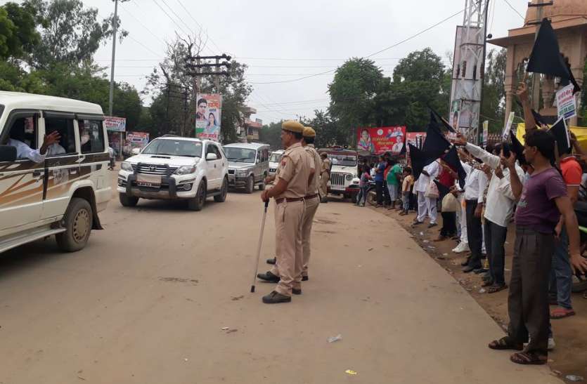 hindaun karauli news कांग्रेस की संकल्प रैली को दिखाए काले झंडे