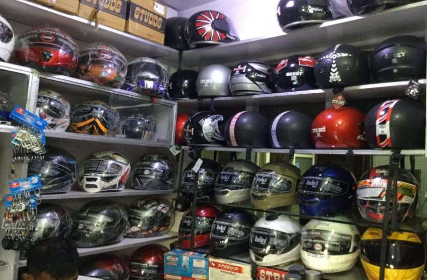 cheapest market of helmet दिल्ली के इस मार्केट में कौड़ियों के दाम मिल रहे हैं हेलमेट और सभी टू-व्हीलर एसेसरीज