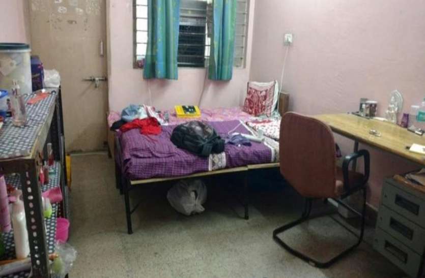 hostel रात के अंधेरे में लड़की के साथ बिस्तर पर चुपचाप आकर लेटा था 'वो', नज़रें पड़ीं तो पूरे हॉस्टल में मच गई भगदड़