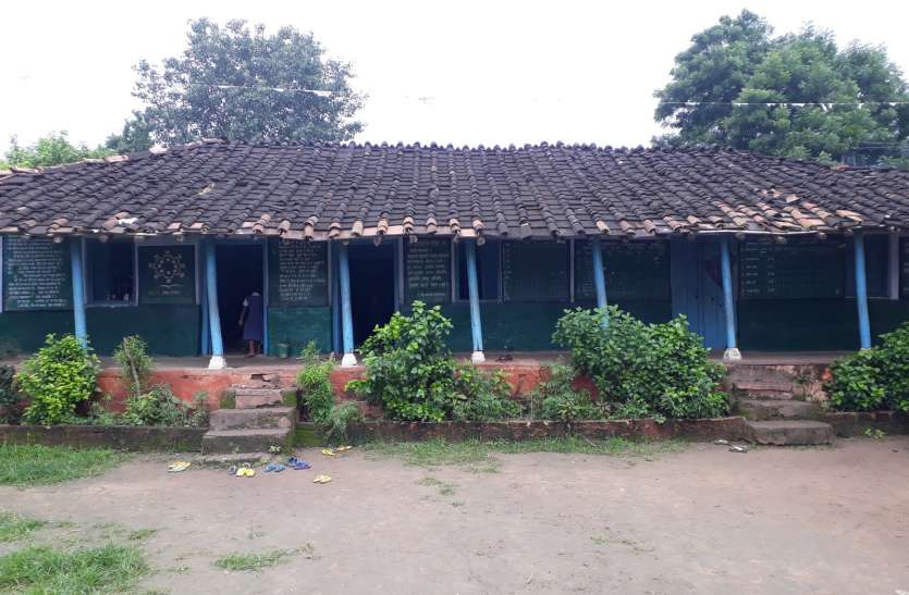 bhilakhedi school building, dhaai akad, itarsi, High school in the primary school building, 23 year तेइस साल से प्राथमिक स्कूल भवन में लग रहा हाई स्कूल