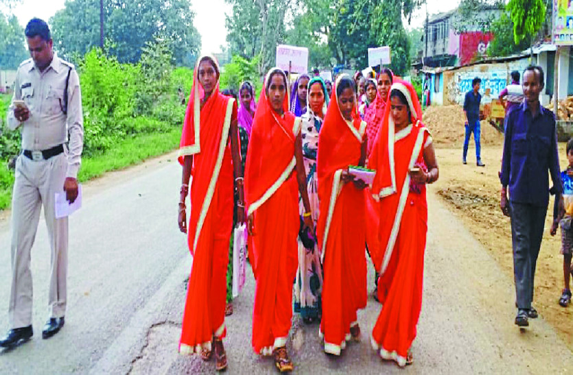 cgnews ओडिशा की सीमा से लगे इस क्षेत्र में सड़कों पर उतरी महिलाएं, ये है वजह
