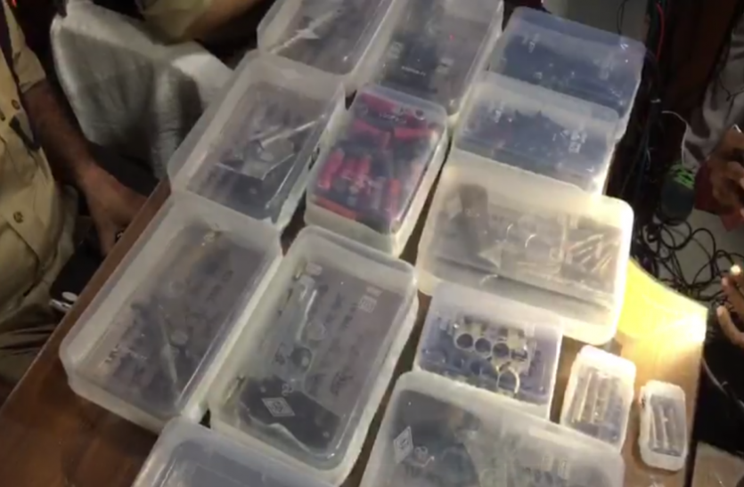 Police siezes weapons 10 अवैध असलों के साथ मुख्यमंत्री योगी के संगठन के नेता को पुलिस ने किया गिरफ्तार