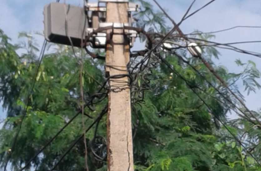 a जर्जर विद्युत पोल से हादसे को न्योता