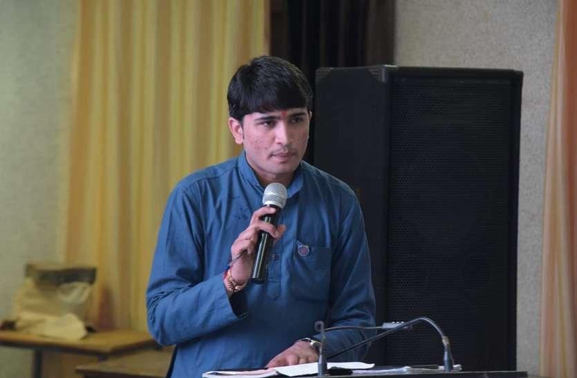 young thinkers conclve युवा हमेशा अपनी समस्याओं का समाधान दूसरे से चाहता है