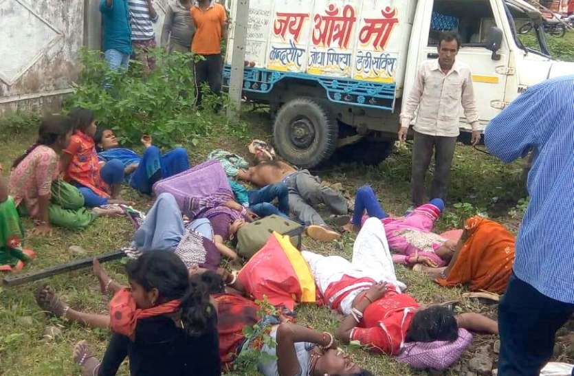 patrika रामदेव बाबा मंदिर जा रहे श्रद्धालुओं का वाहन बिजली के पोल से टकराया, 2 की मौत, 26 घायल