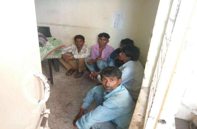 jj कोर्ट में पेशी पर आए दो पक्षों ने एक-दूसरे पर किया पथराव