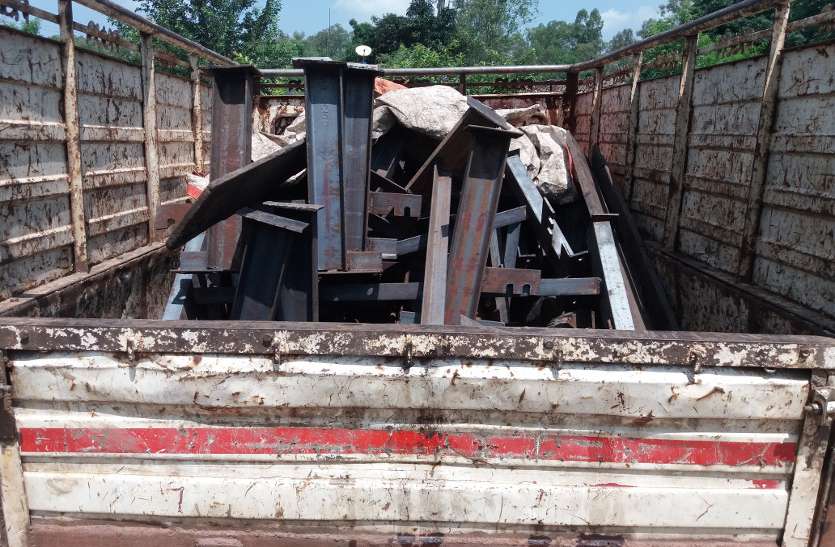 Illegal junk in pickup रात के अंधेरे में जब सेटिंग हो गई फेल! फिर इन अवैध सामान के साथ 2 युवक को कर लिया गिरफ्तार