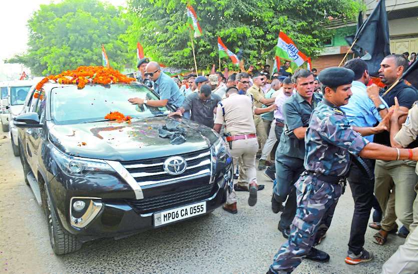 kamal nath बड़ी खबर : कमलनाथ को दिखाए काले झंडे, चूडिय़ां फेंकी,देखे वीडियो