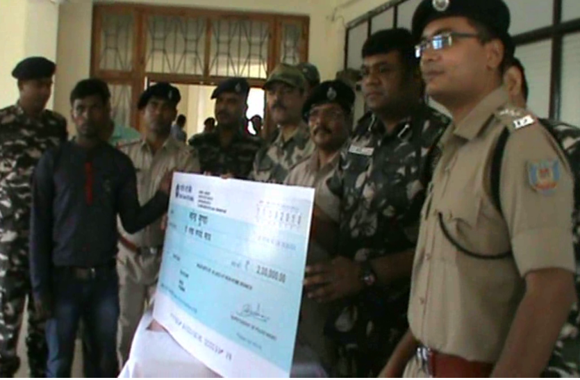 naxalist झारखंड:दो लाख के इनामी नक्सली ने किया आत्मसमर्पण किया