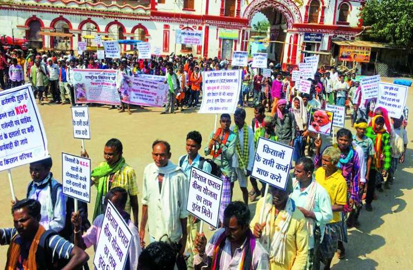 बस्तर के किसानों ने अपनाया अब ये तरीका अपनी कर्ज माफी को लेकर बस्तर के किसानों ने अपनाया अब ये तरीका