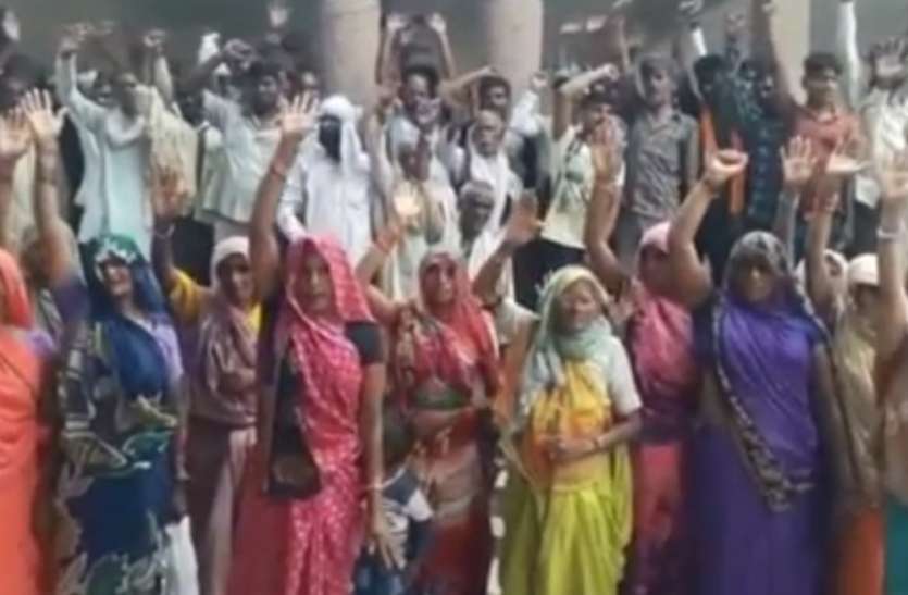 Protest against Kotedar कोटेदार के खिलाफ ग्रामीणों का प्रदर्शन, डीएम को सौंपा ज्ञापन