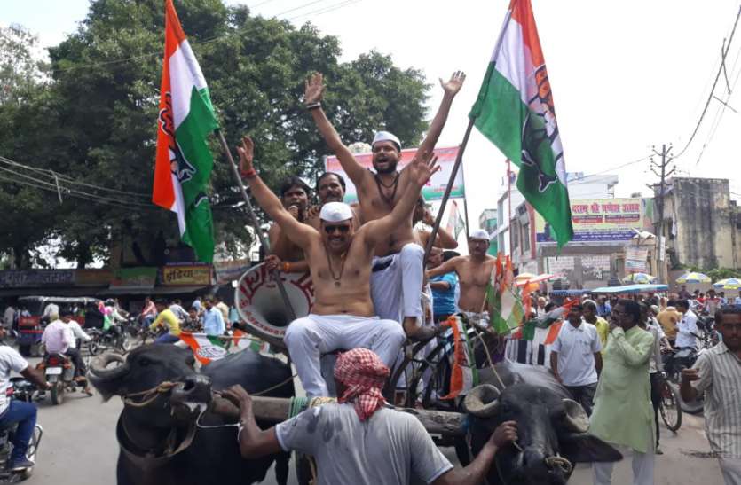 lakhimpur कांग्रेस के भारत बंद को लेकर जिले में हुआ प्रदर्शन, कार्यकर्ताओं ने सरकार के खिलाफ लगाए नारे