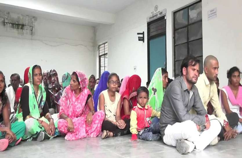mahoba कैदी की मौत के मामले में परिवार बैठा अनशन पर, जेलर को हटाने की उठाई मांग