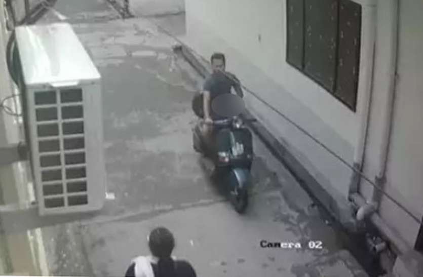 meerut हॉस्टल की छात्राओं को देख ऐसी अश्लील हरकत करते हुए सीसीटीवी कैमरे में कैद हुआ युवक