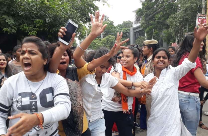 MG COLLEGE Student Election Results : उदयपुर के एमजी कॉलेज में ABVP का पैनल, छात्राओं ने जीत पर उड़ाई गुलाल और जमकर किया डांस