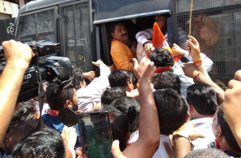 mp cm shivraj shing janaasiward yatra in multai betul जन आशीर्वाद यात्रा : सीएम के आने से पुलिस से भिड़े पूर्व विधायक सहित सैकड़ों कांग्रेसी गिरफ्तार, ये है कारण