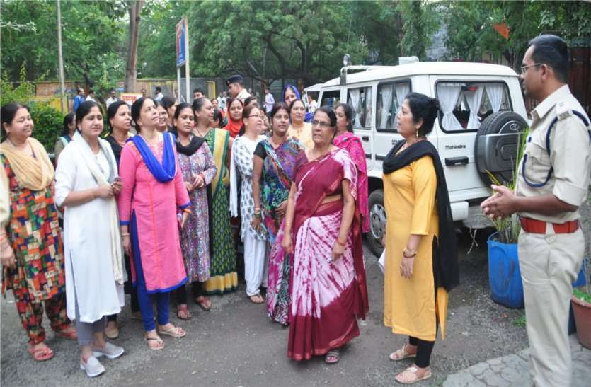 patrika पुलिस के इस आचरण के खिलाफ महिलाओं ने घेरा थाना