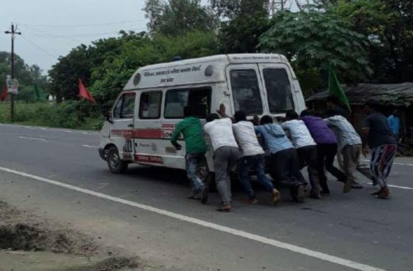 Ambulence एक्सिडेंट में दो बाइक सवार घायल, मौके पर पहुंची एंबुलेंस पड़ी बंद