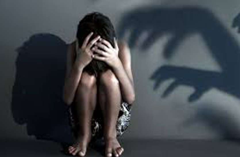 Girl child मां को ढूंढ रही थी मासूम बेटी, चाचा पहुंचा और बोला- चलो मेरे साथ, फिर स्कूल के पीछे ले गया और...