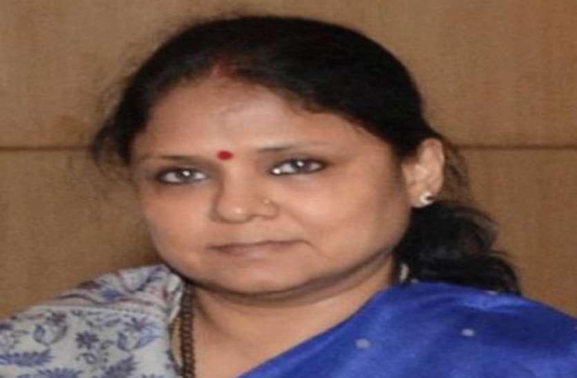 ias renuka kumar सीनियर आईएएस रेणुका कुमार की लंबी छुट्टी के पीछे हो सकता है खनन माफिया का दबाव