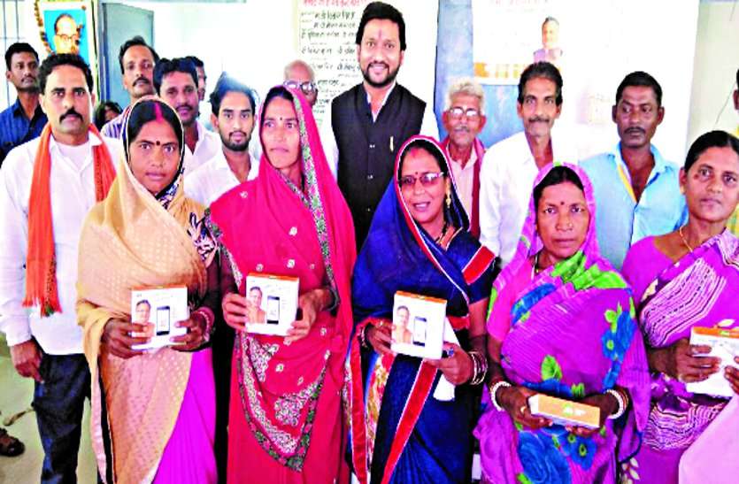 system सलौनी में हितग्राहियों को स्मार्ट फ ोन का हुआ वितरण