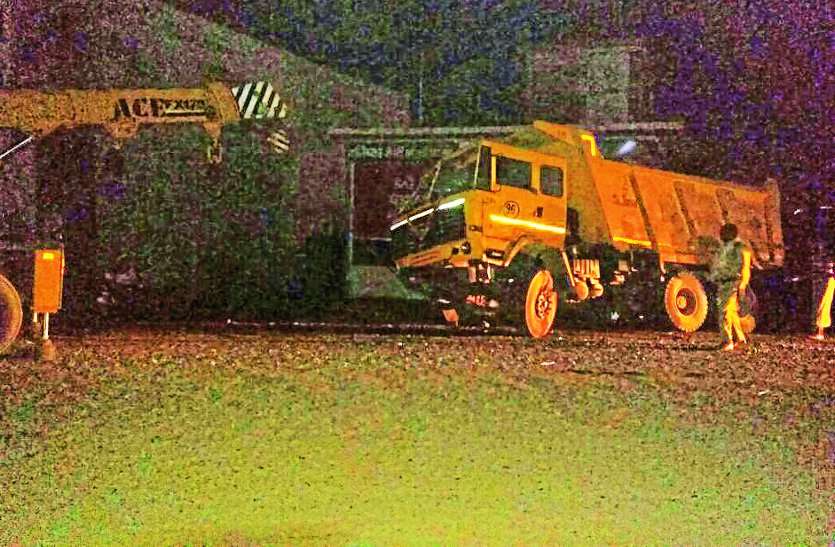 road accident गिट्टी पर फिसला डंपर मकान में घुसा फिर बाइक सवार पर पलटा