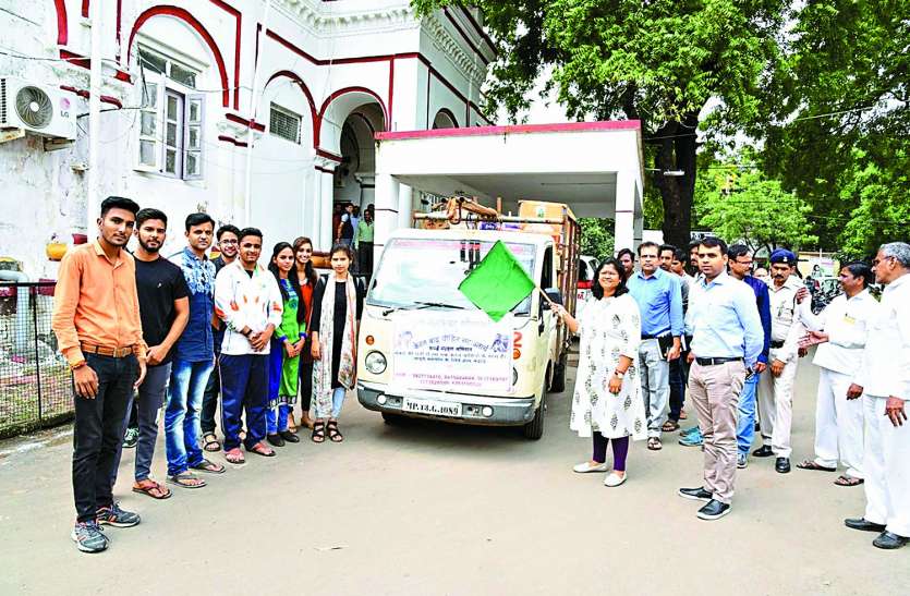 patrika रतलाम से बाढ़ पीडि़तों के लिए कपड़े लेकर वाहन रवाना