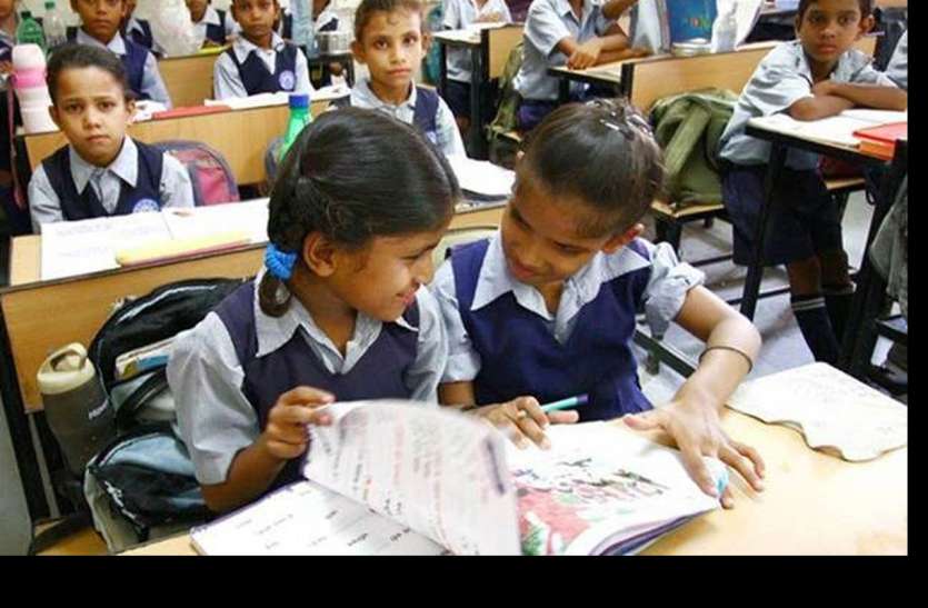 Kannadad School, Class Room एक सरकारी स्कूल, एक छात्रा, दो शिक्षक