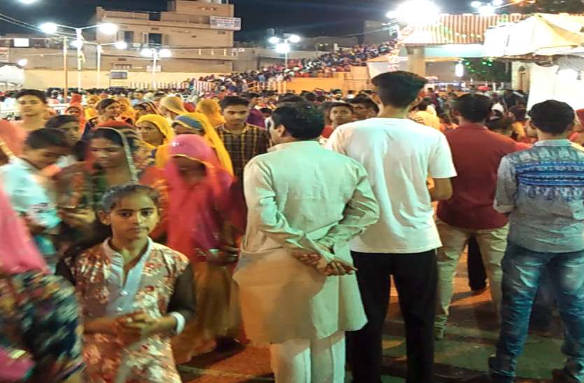 rajasthan news रामदेव प्राकट्योत्सव पर उमड़ा आस्था का सैलाब, शृंगार आरती के दर्शन करने पहुंचे श्रद्धालु